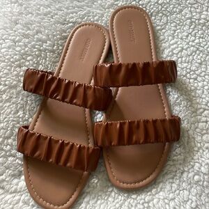 Old Navy women’s sandals tan NEW never worn
